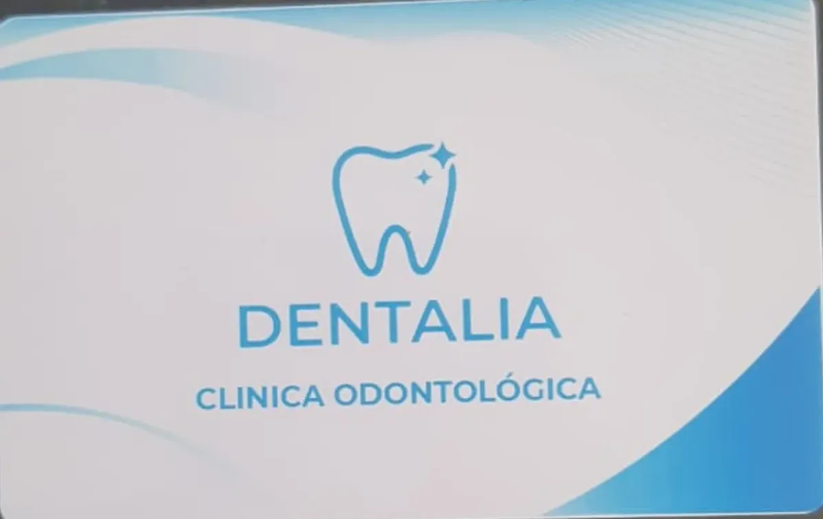 Tarjeta NFC de Dentalia, clínica odontológica, con logo de muela con destellos sobre fondo blanco y azul