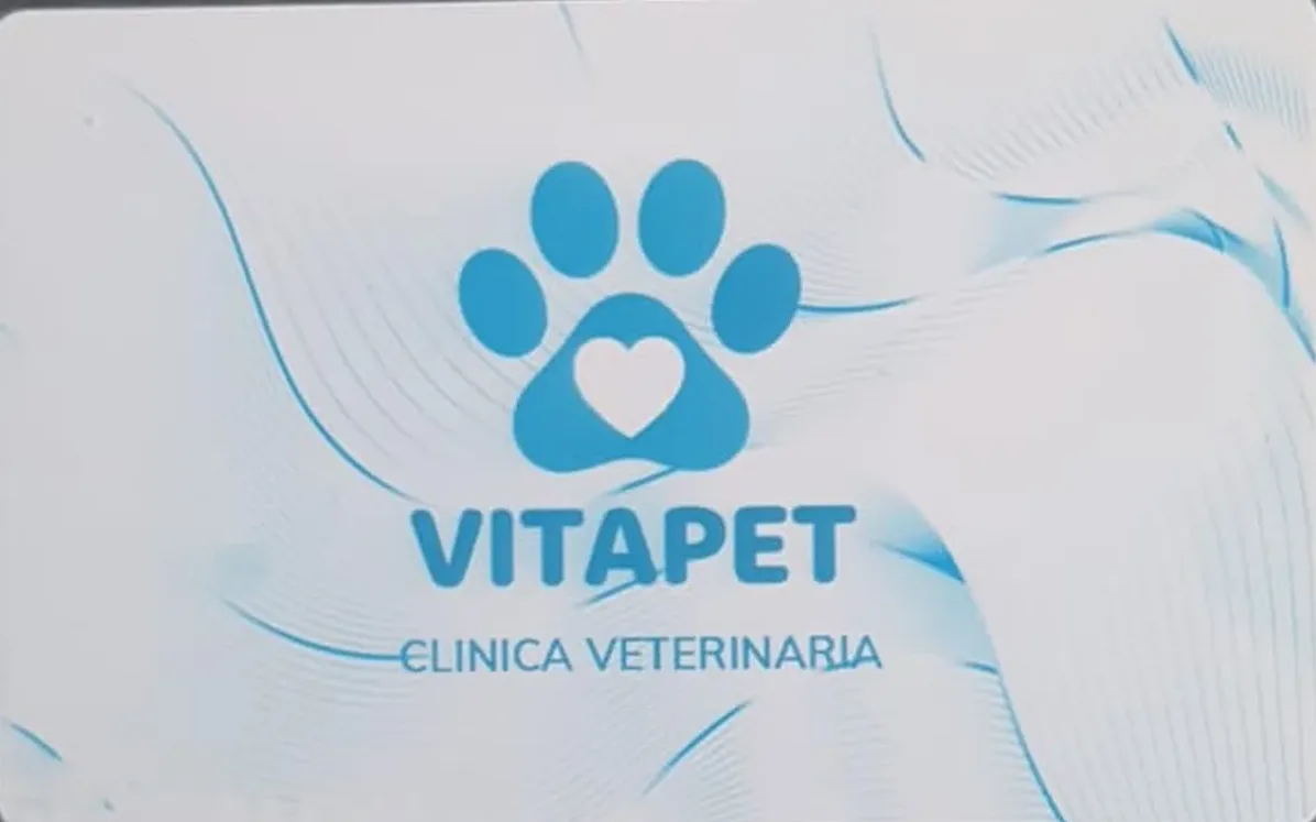 Tarjeta NFC de Vitapet, clínica veterinaria, con logo de huella y corazón